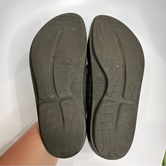 Oofos oolala sandals size 11 gold black - Picture 8 of 11